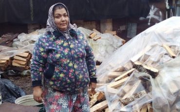 Сухие дрова в деревню для пожилых людей
