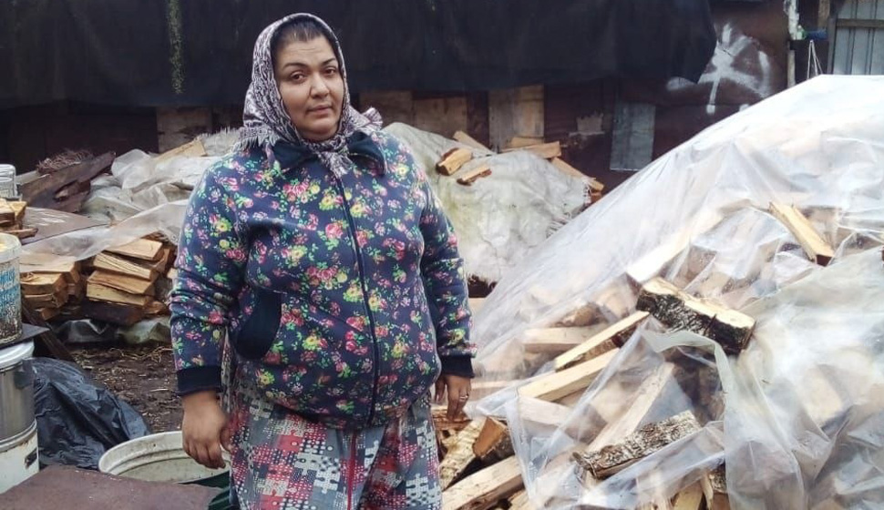 Сухие дрова в деревню для пожилых людей